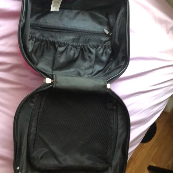 I am selling a hello kitty suite case it is pink with a zipper the zipper works. - Picture 3 of 4